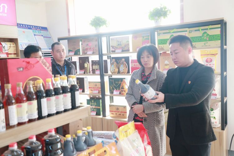 尊龙网上赌博平台驻马店市委常委、统战部部长姚新文深入企业家协会企业品牌产品展示中心和非公有制党群服务中心调研